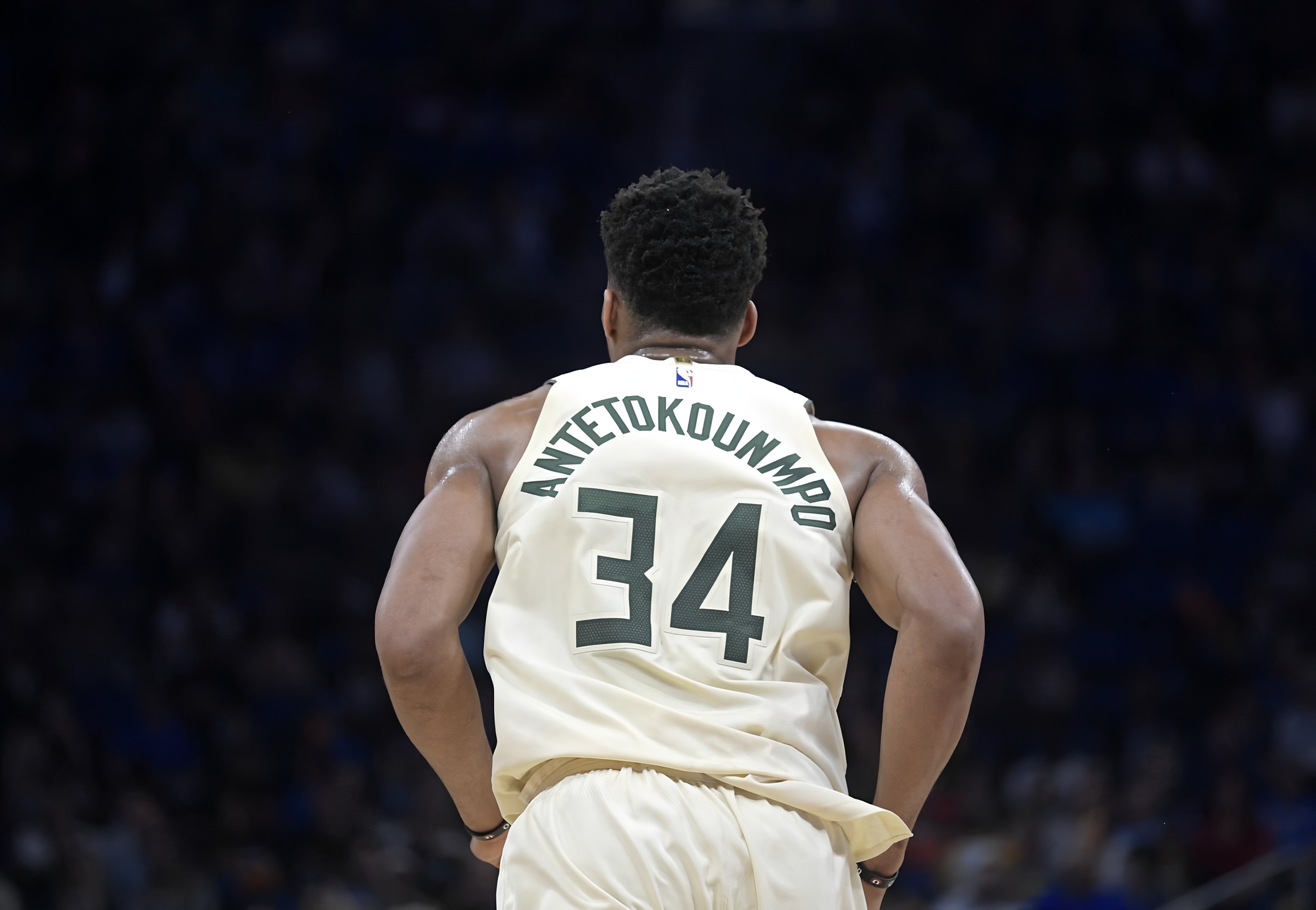 中欧体育入口-转折点密尔沃基雄鹿调整名单；欧冠转会期攻防权衡；赛场秩序良好；年轻球员得到机会的简单介绍